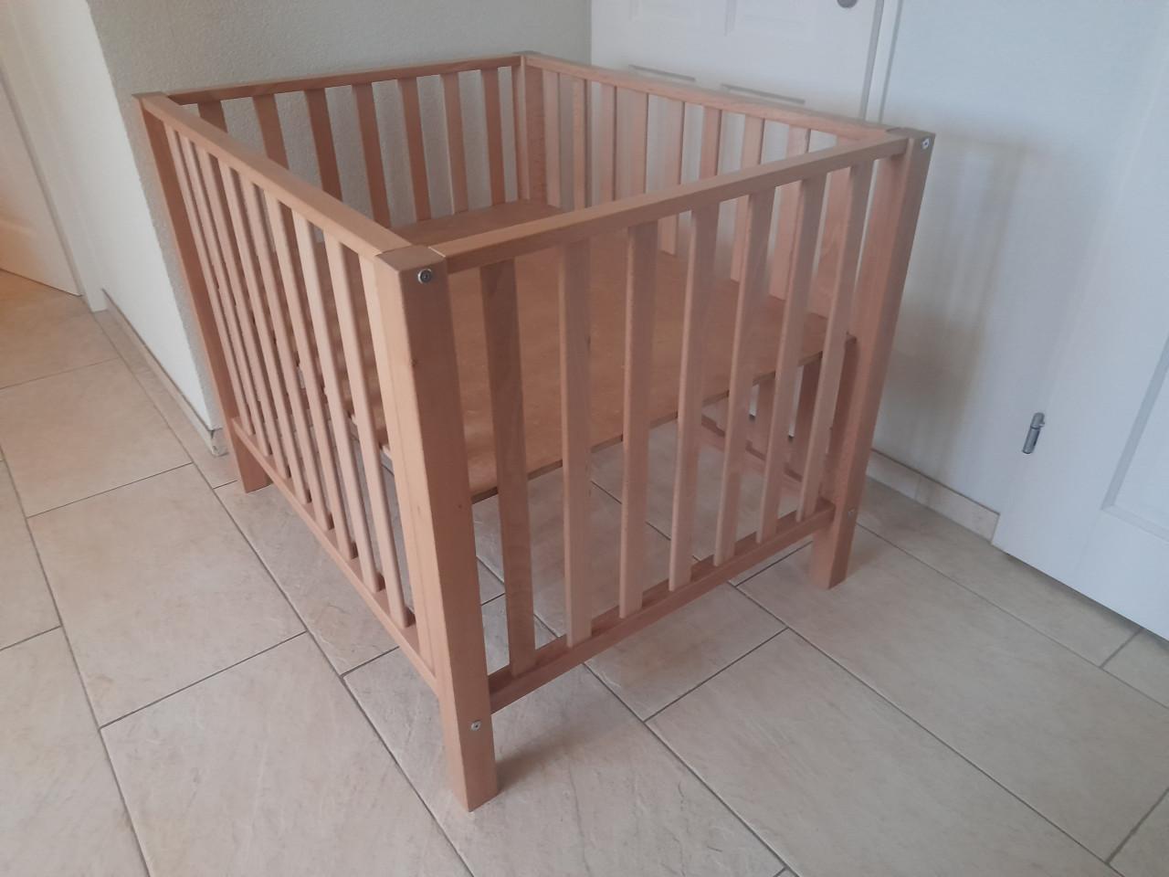 Houten box ( in goede nette staat ) in hoogte verstelbaar!