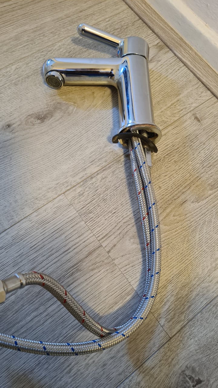 2× wastafel krannen-compleet met oor ring en slangen