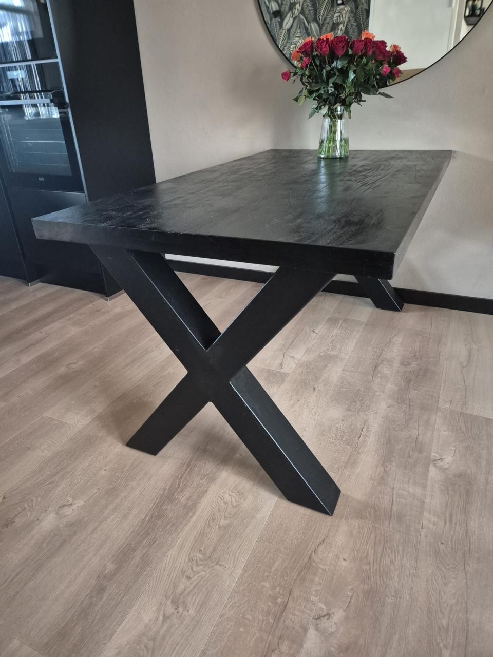 Zwarte mangohouten eettafel