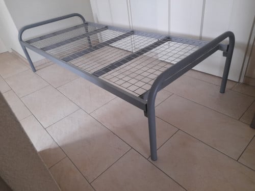 Metalen 1 Persoons bed  (in goede staat )