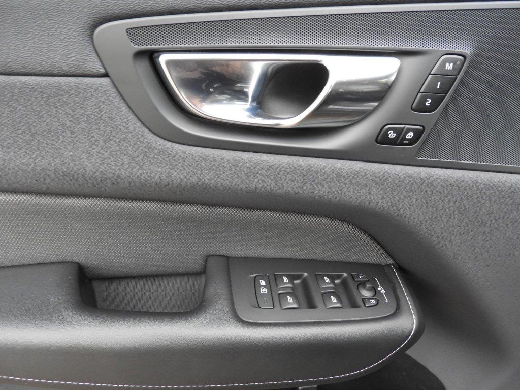 Volvo XC60 2.0 b4 inscription r-design