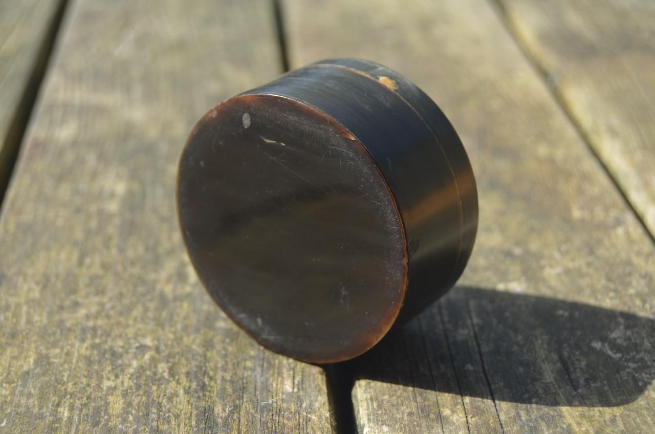 2 Kleine doosjes, 1 van bakeliet, eentje niet...........