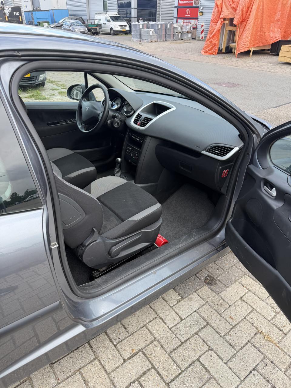 Peugeot 207 zuinig 1.4 + Airco, Weinig KM, onderhoud gehad.