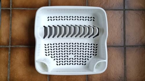 Afwas afdruiprek. Wit met grijze water opvangbak eronder. Ongeveer 39x39 cm