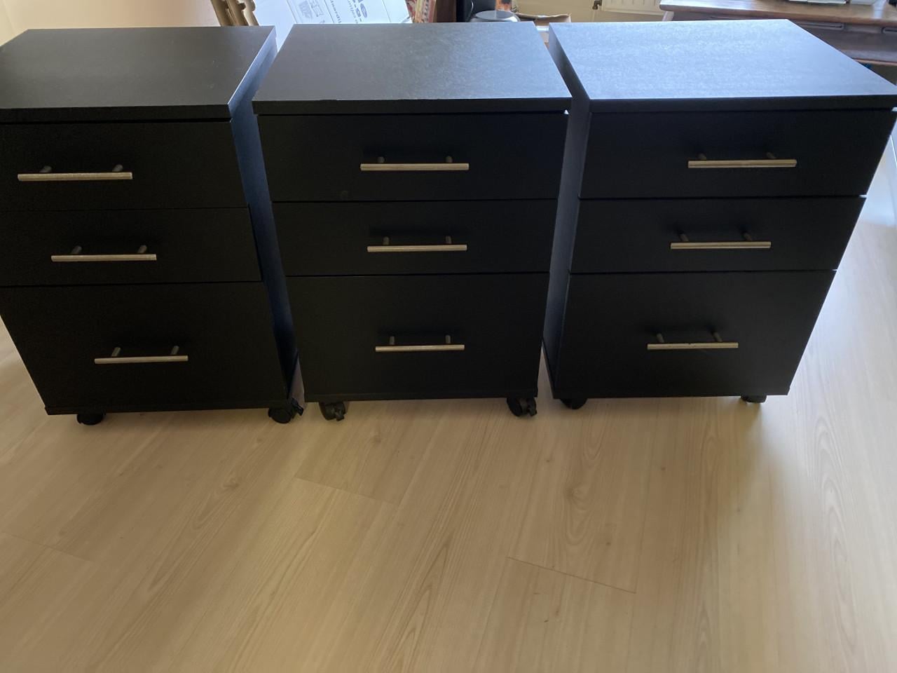 Drie identieke ladenkastjes zwart op wieletjes