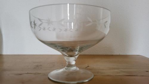 Gegraveerd kristallen schaaltje op voet dia 15 cm