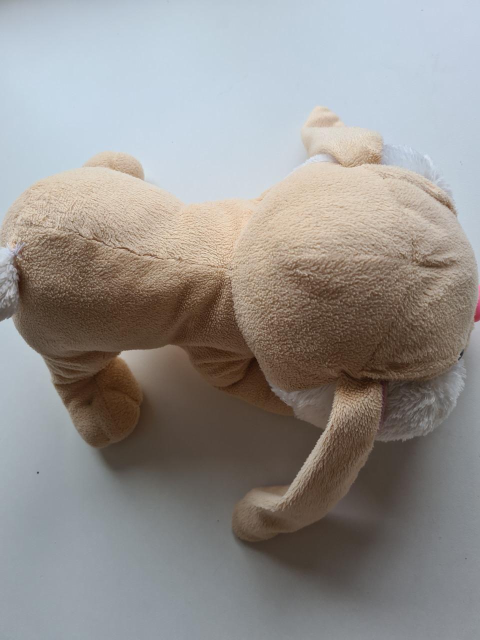 Deze schattige knuffel hond is in uitstekende staat, zo goed als nieuw.