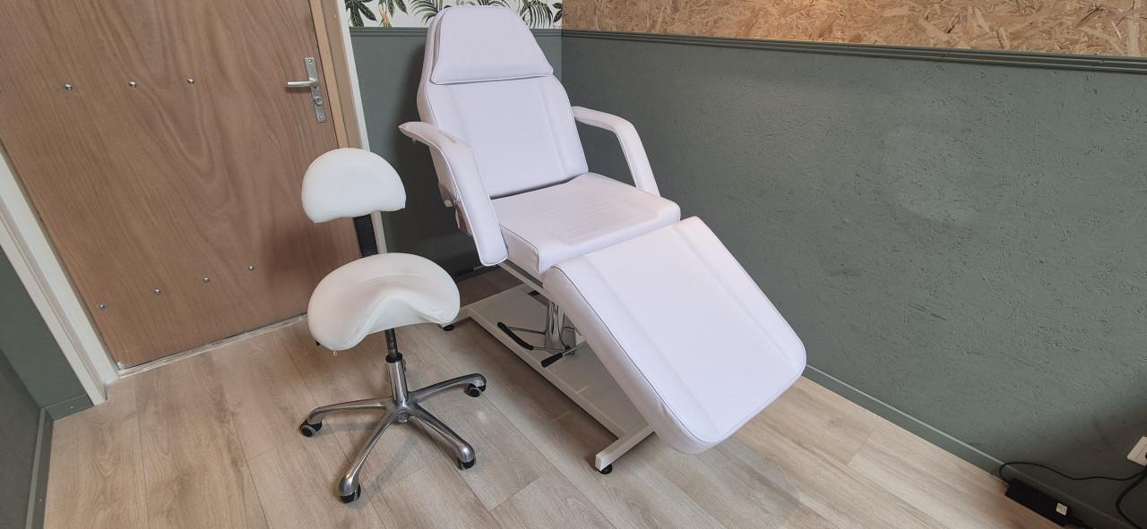 Behandelstoel en tabouret te koop