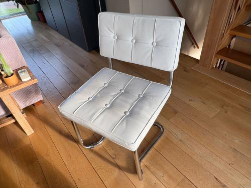 Leuke witte stoel
