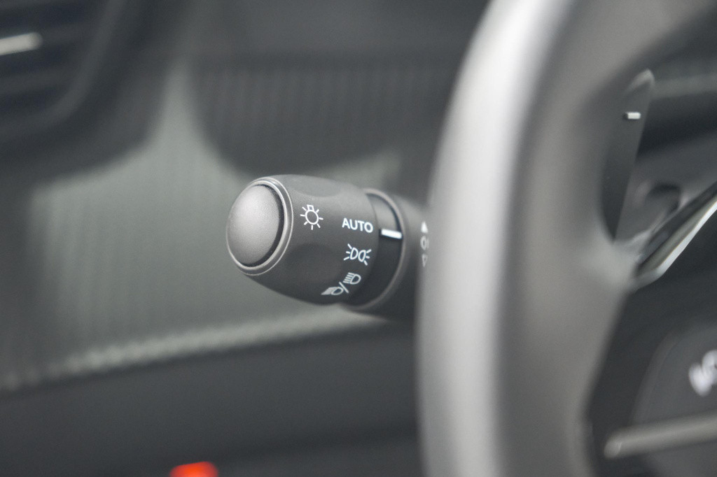 Peugeot 208 puretech 100 eat8 allure pack | camera | navigatie | apple carp
