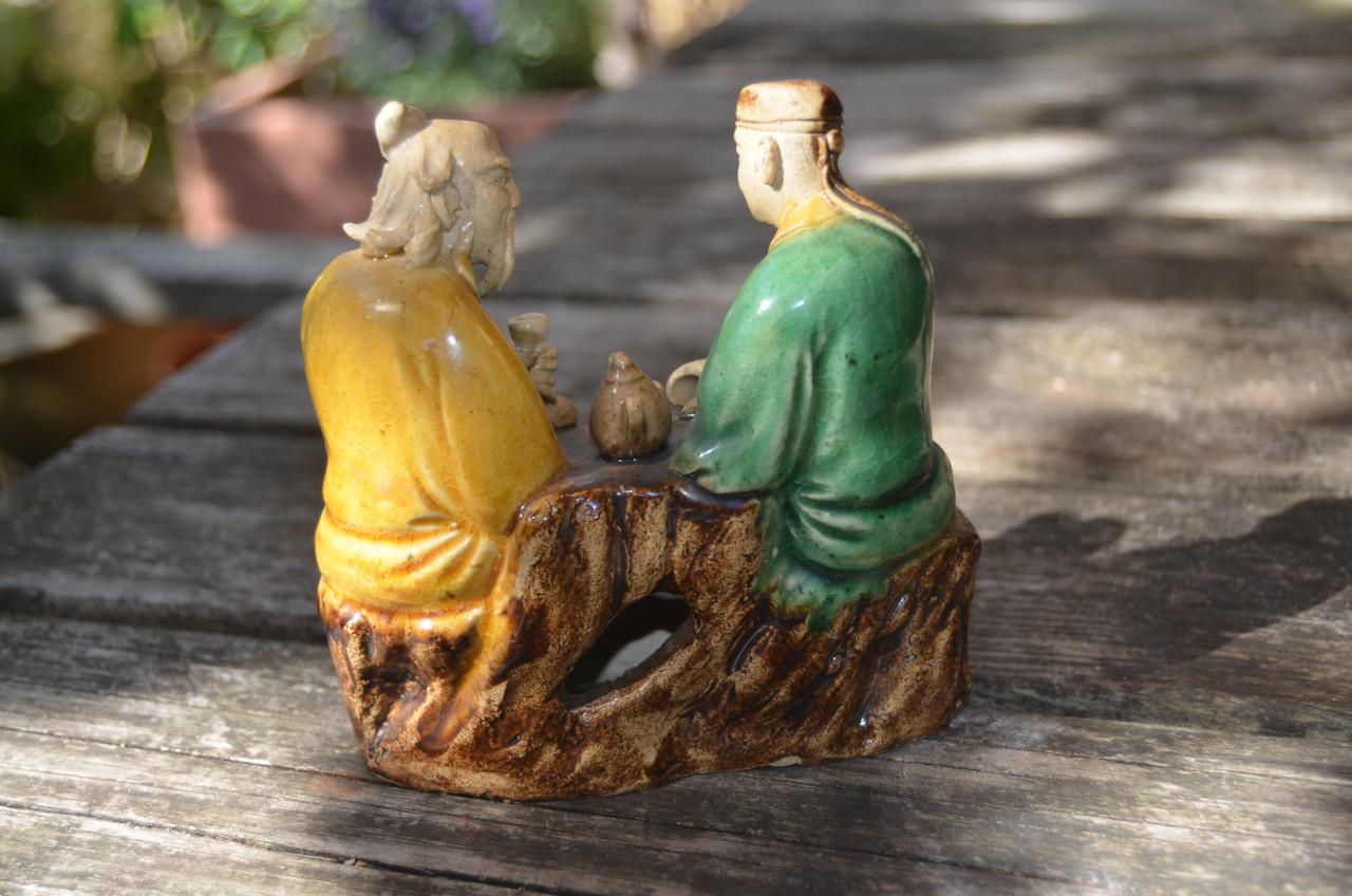 Polychroom Chinees beeldje van 2 mannen, theedrinkend?