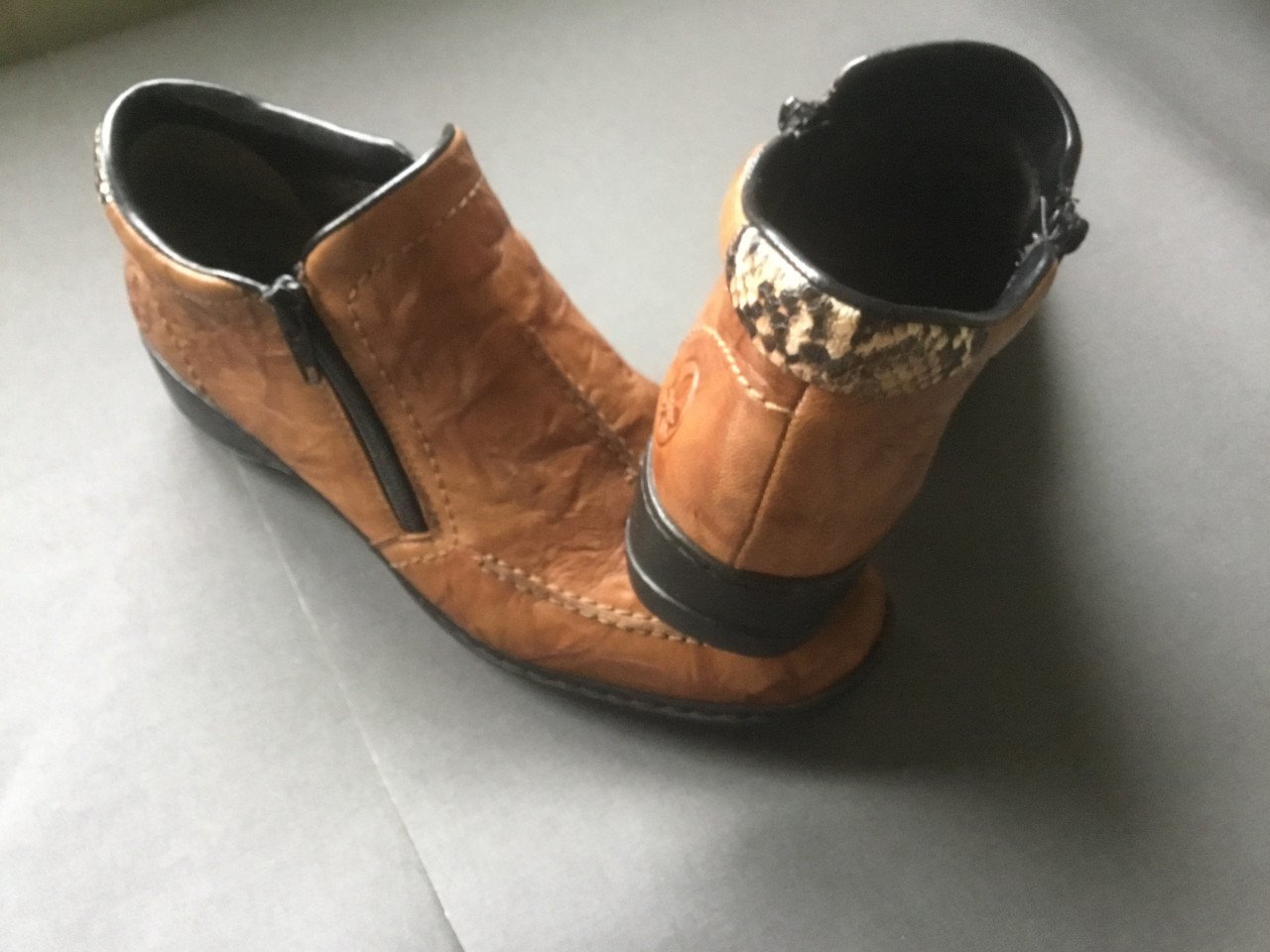 Nieuw/ dames schoenen/ laarsjes ( Ricker)