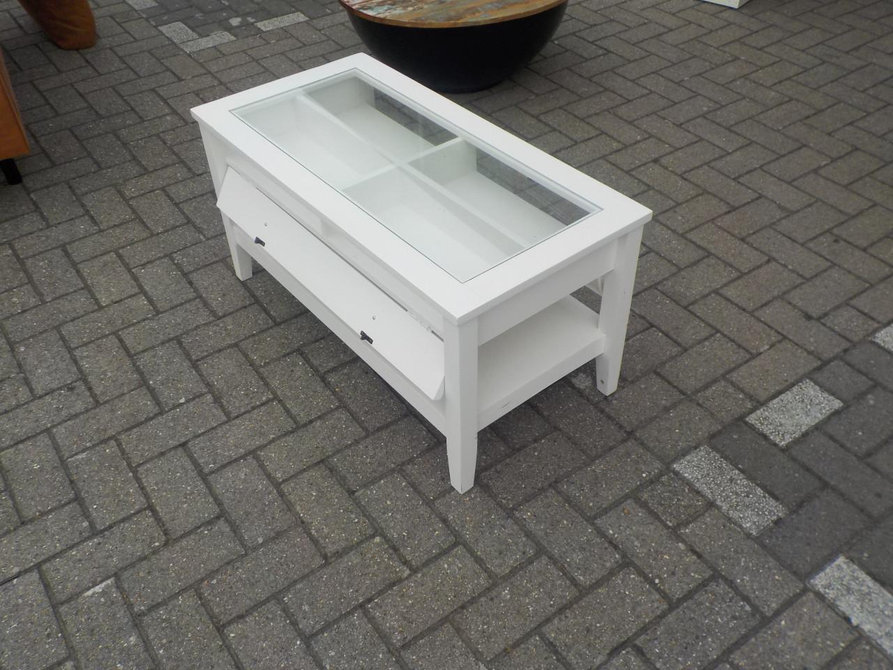 Eenvoudige salontafel in zeer goede staat
