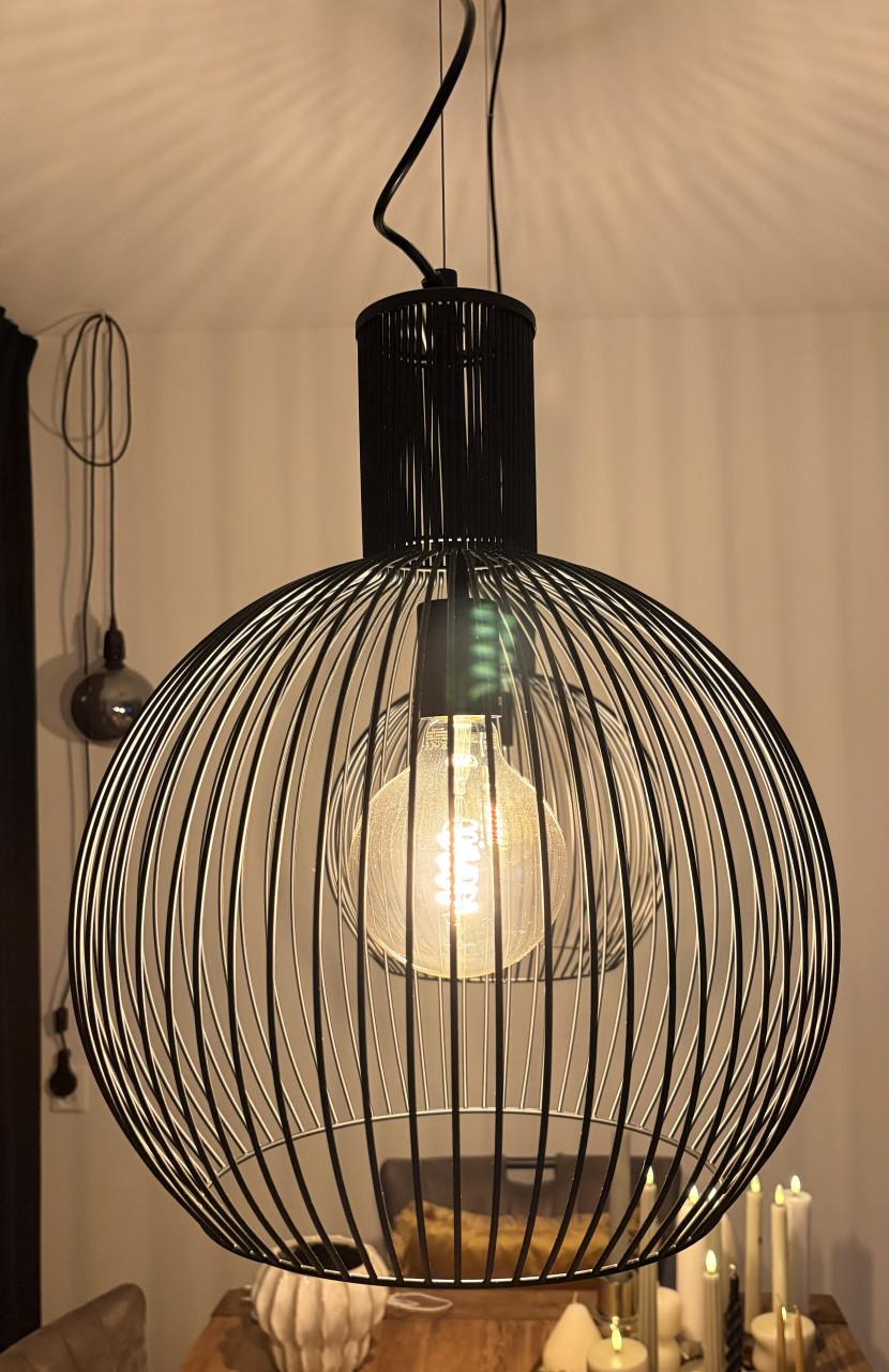 2 zwart metalen hanglampen (prijs per stuk)