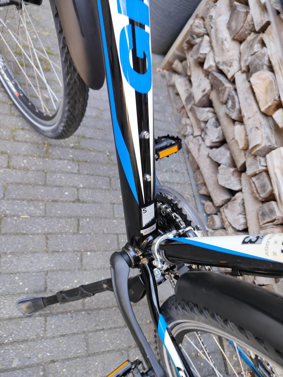Giant Revel 26 inch mountainbike framemaat S 40 cm deore
