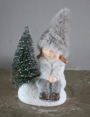 Beeldje zittend meisje  kerstboom met licht