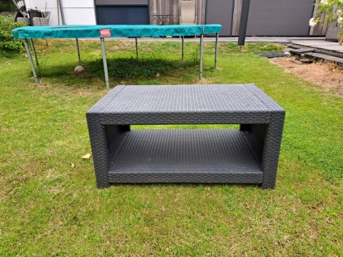 Tuintafel kunststof gratis af te halen.