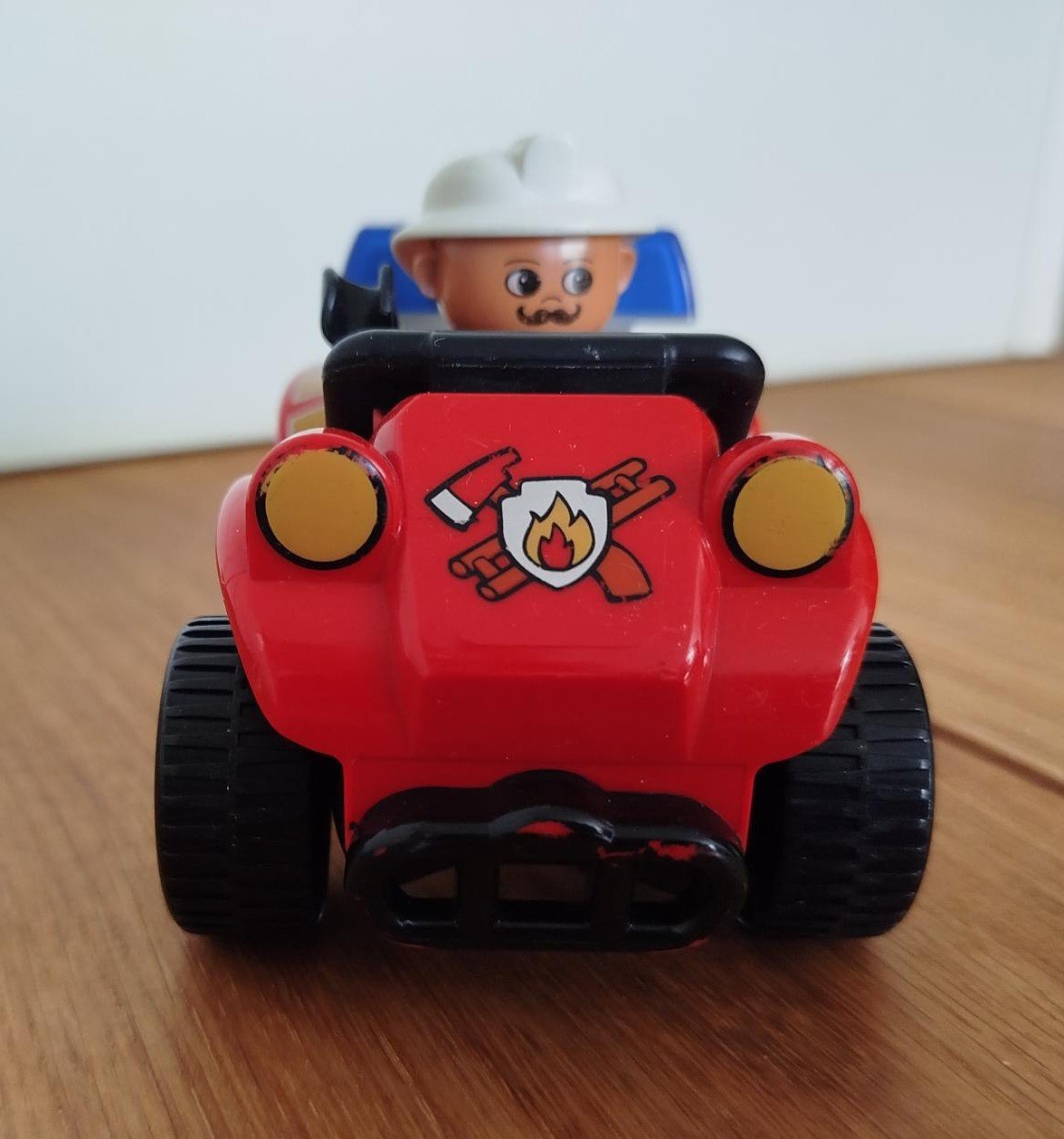 BRANDWEER WIEBELAUTO MET BRANDWEERMAN