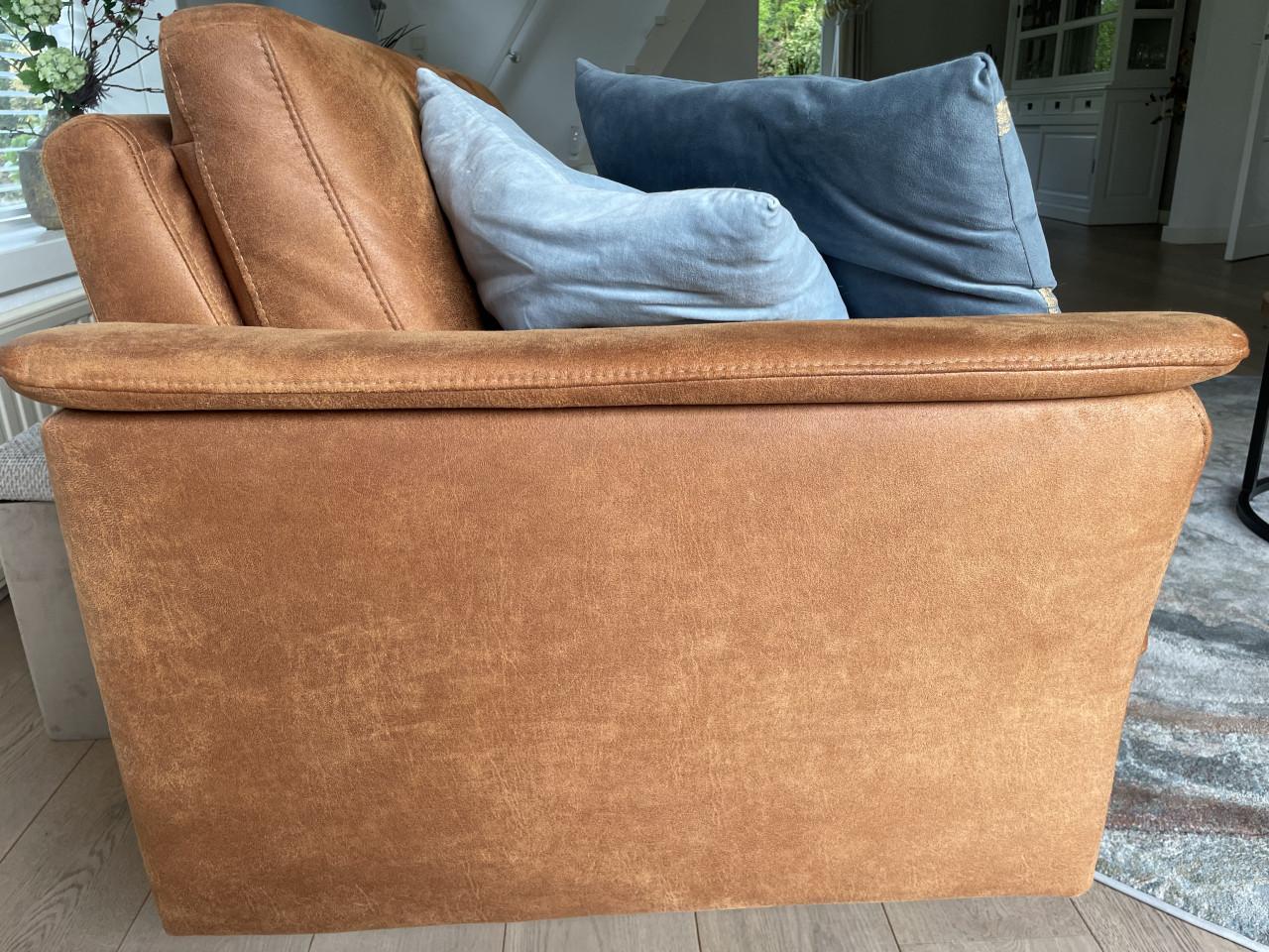 Prachtige zgan leren bank met luxe uitstraling, cognackleur