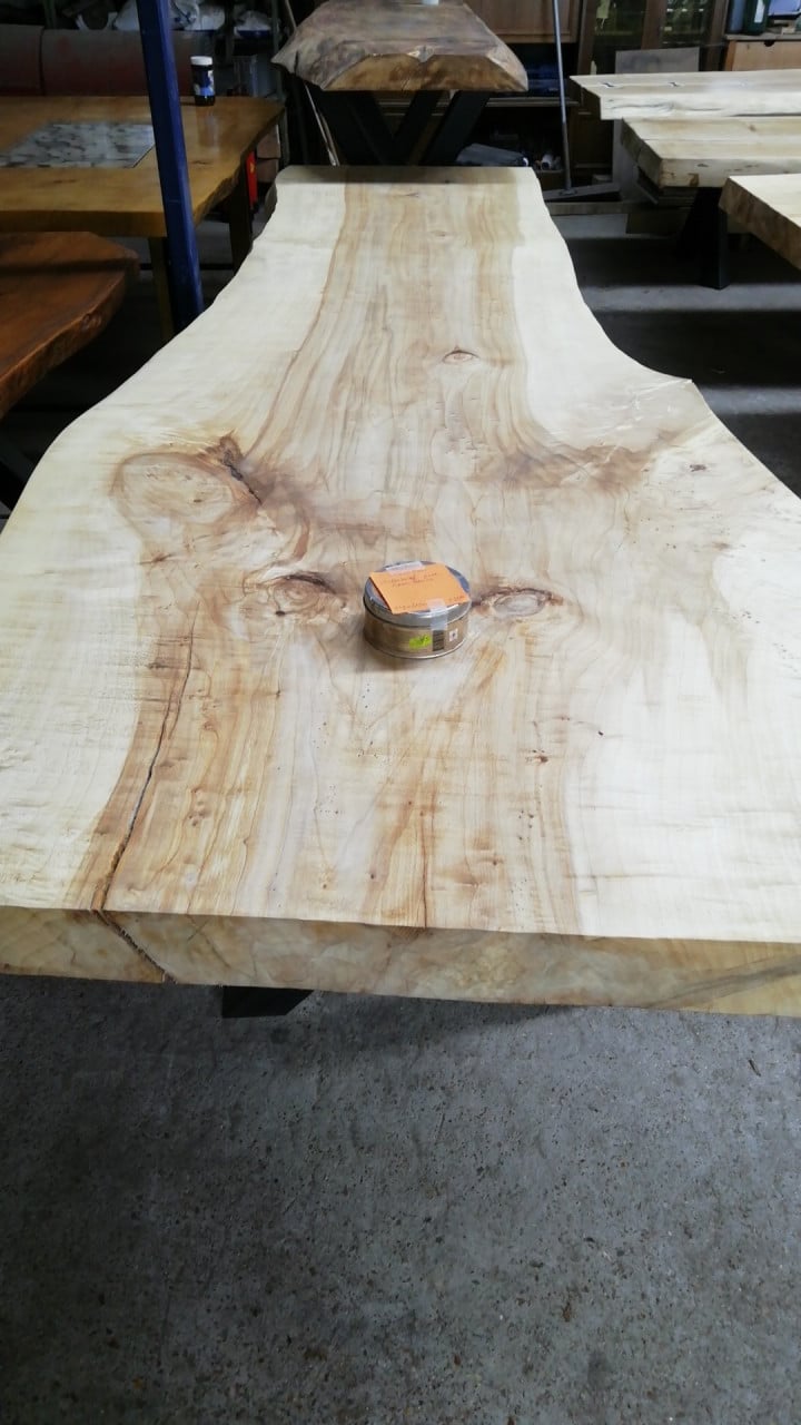 Houten tafels in Boomstamvorm, planken Tafelbladen, decoratie bartafel