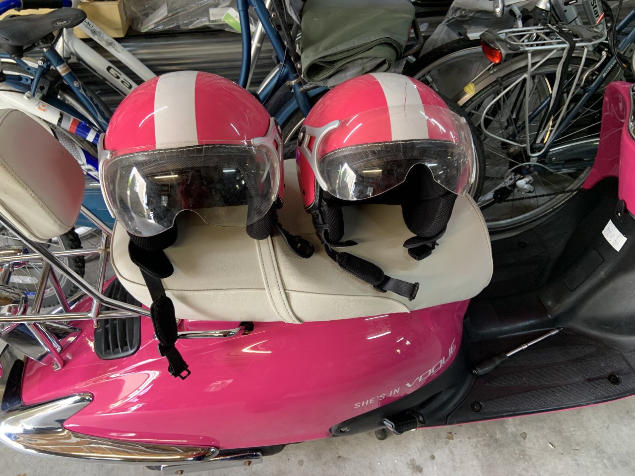Retro Scooter Crisal Vogue (brommer) Heel mooi. + 2 Helmen