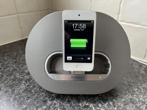 Apple iPod Touch V4 32GB Wit met Philips Docking Speaker 50€