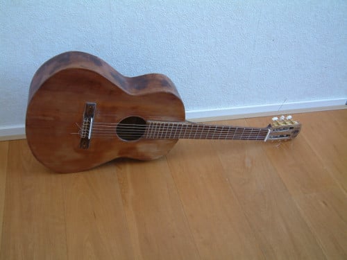 Oudere gitaar met mooie klank  cederhouten bovenblad