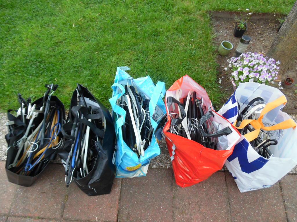 Gratis af te halen 5 tassen met kledinghangers