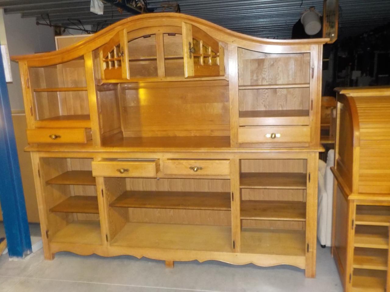 Geheel massief blank eiken wandmeubel in zeer goede staat