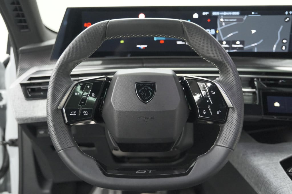 Peugeot 3008 hybrid 136 e-dsc6 gt | panoramadak | focal hifi pack| 360 came