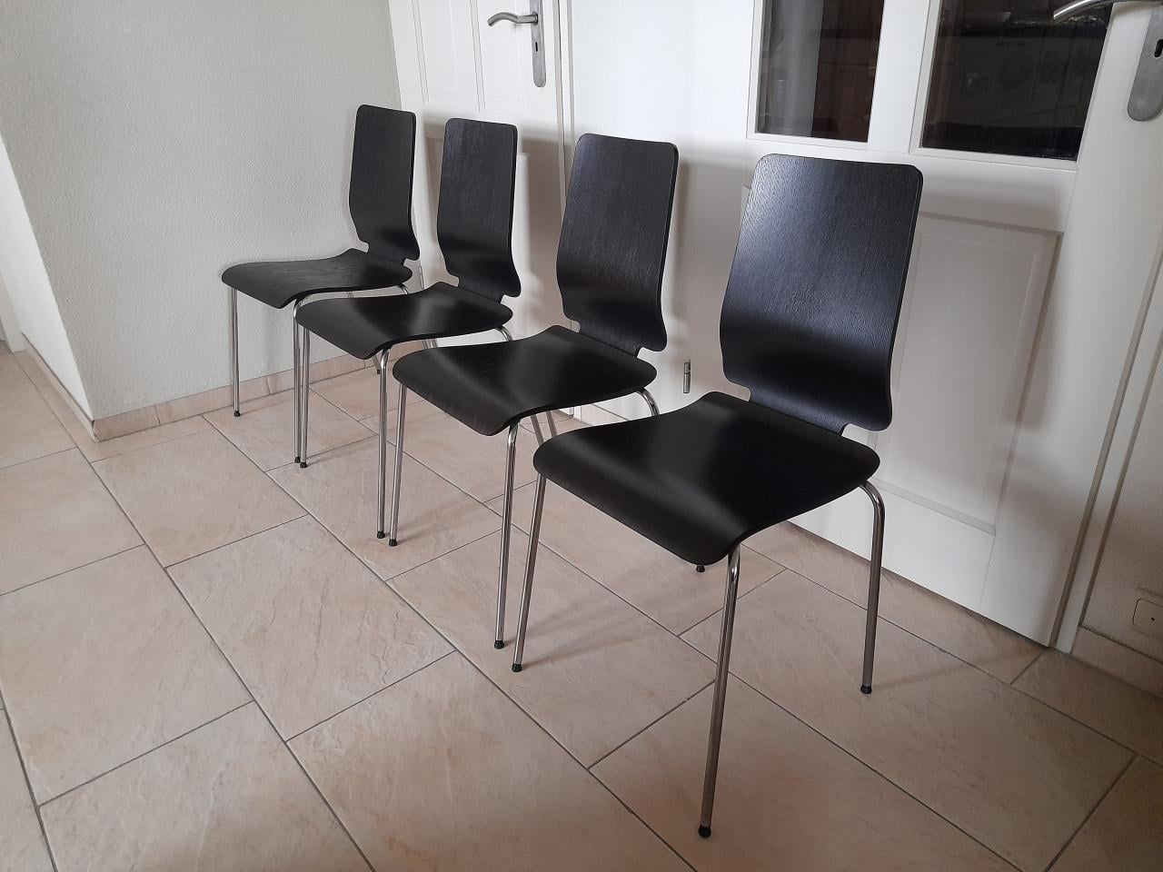 4 stoelen (stapelbaar) in goede nette  staat !  materiaal; hout/metaal