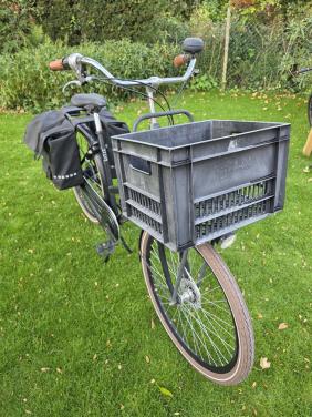 Boodschappenkar op twee wielen zoekt nieuwe eigenaar. Transportfiets. Fiets