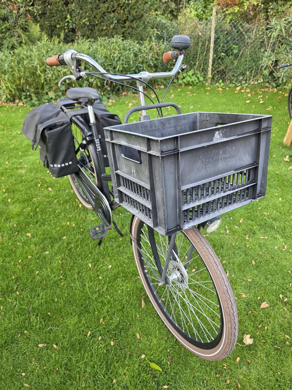Boodschappenkar op twee wielen zoekt nieuwe eigenaar. Transportfiets. Fiets