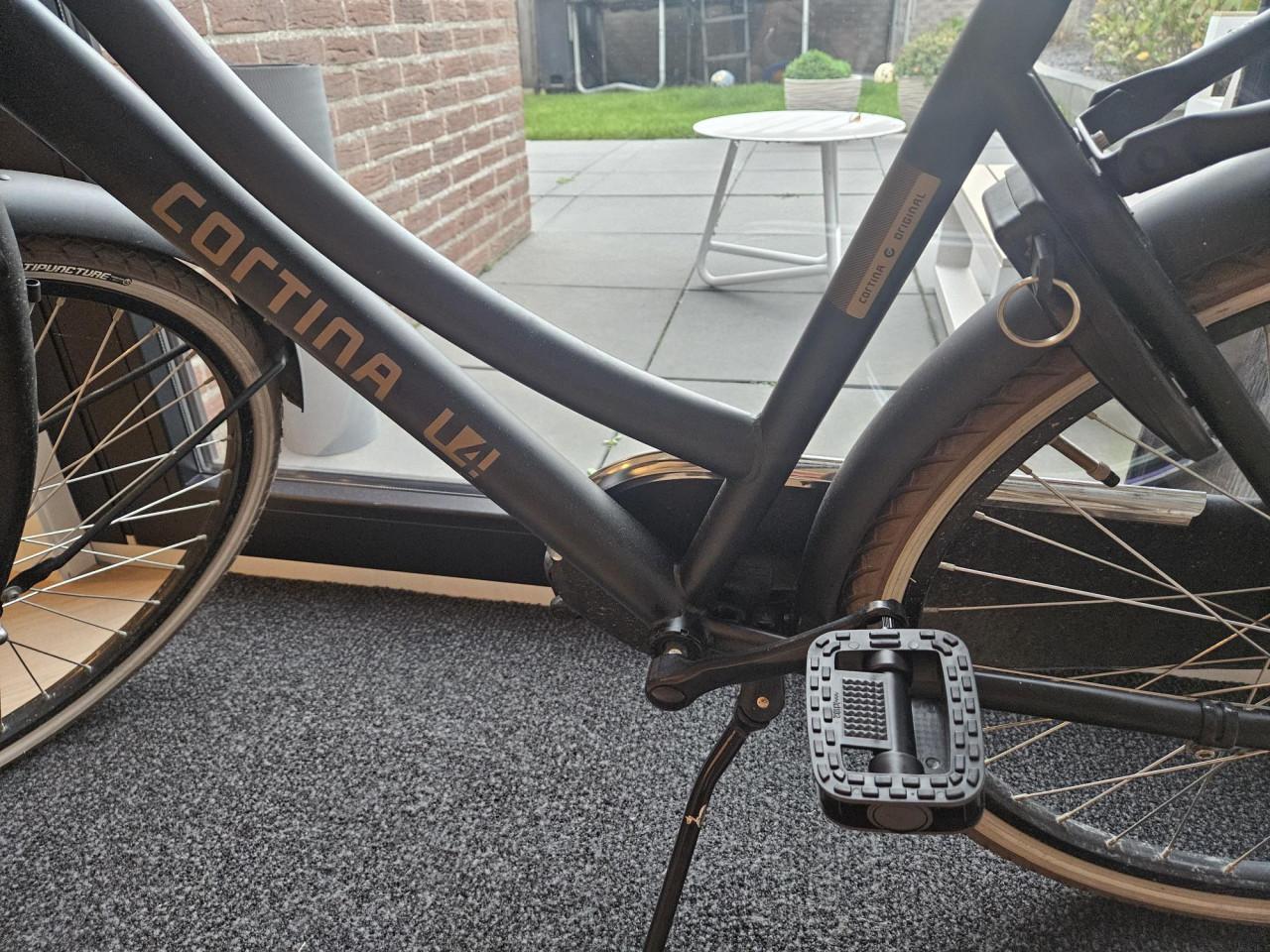 Meisjesfiets Cortina zwart 24 inch