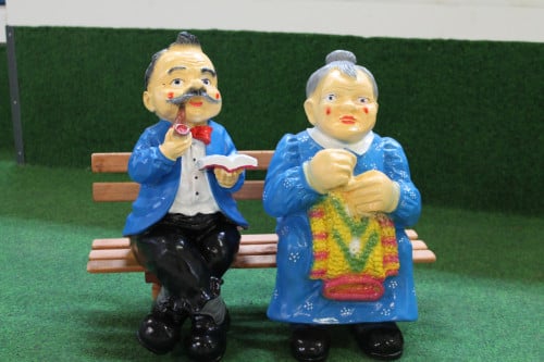 Opa en oma op houten bankje levensecht