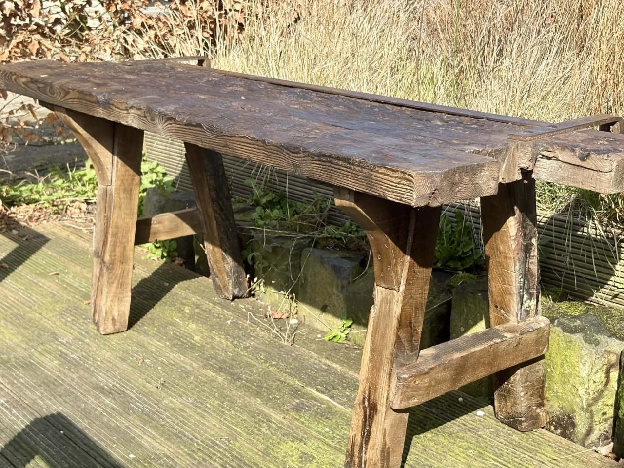 Oude gerestaureerde werkbank