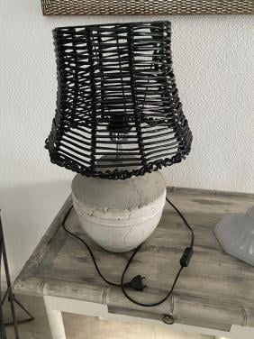 Tafellamp met stenen voet en zwarte kap