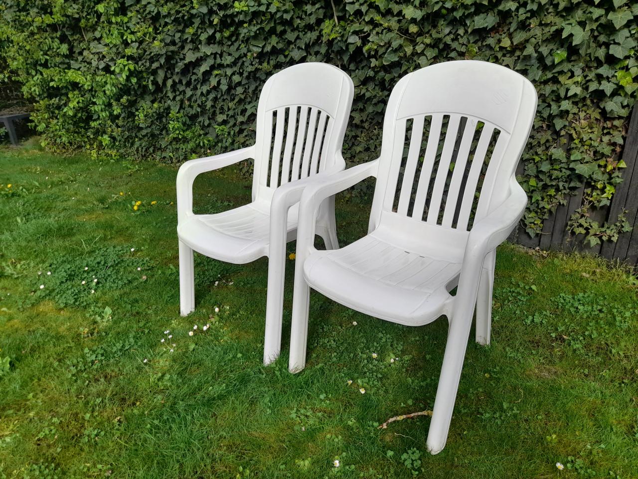 2 Tuinstoelen (stapelbaar) in goede staat