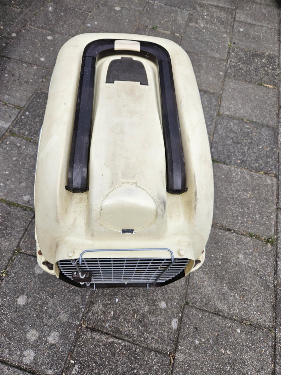 Vliegtuigkennel met wieltjes