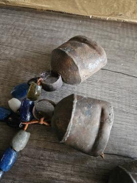 Mooie vintage originele rustieke koebellen met kralentouw