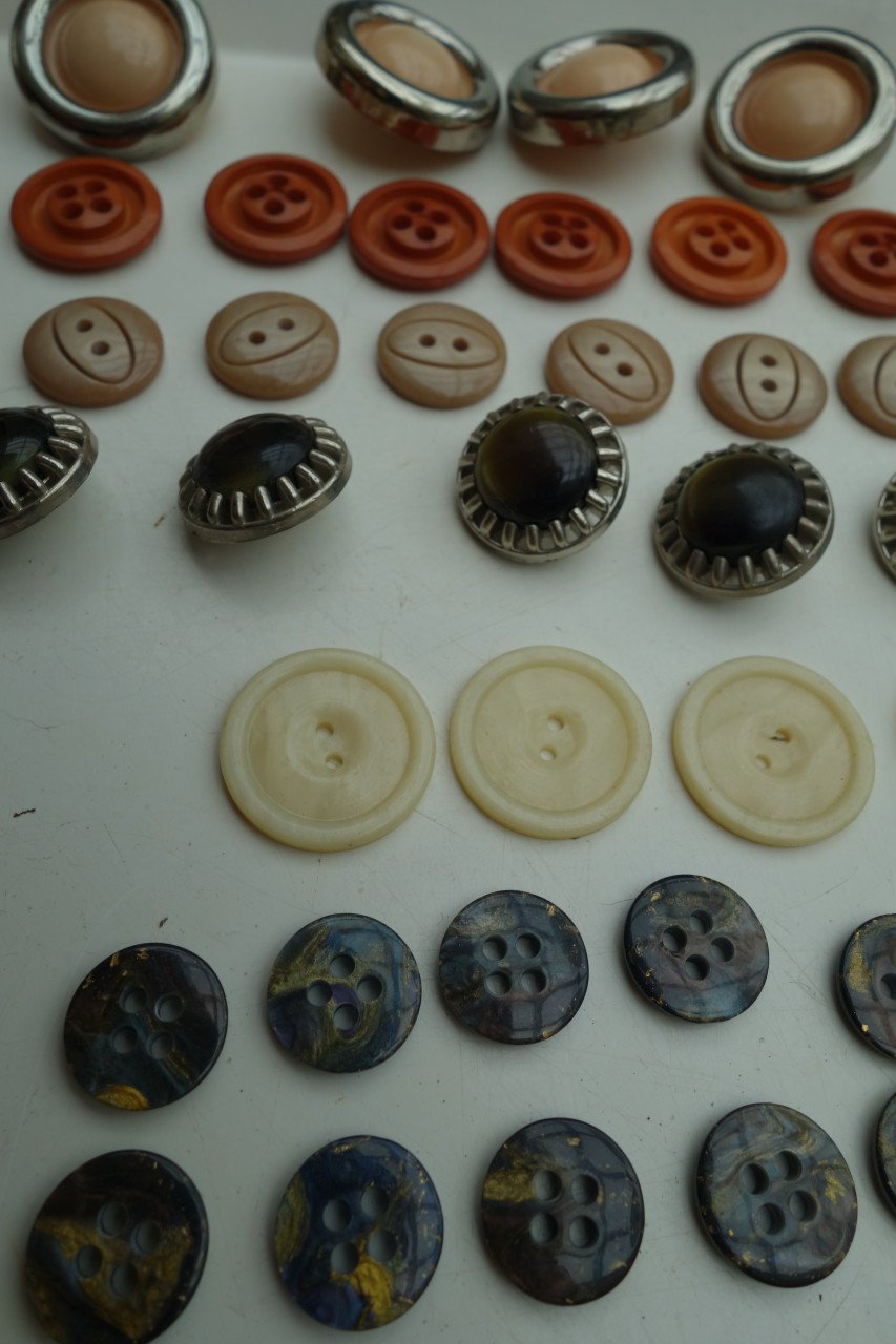 Uniek assortiment van 108 vintage knopen  uit oude winkelvoorraad