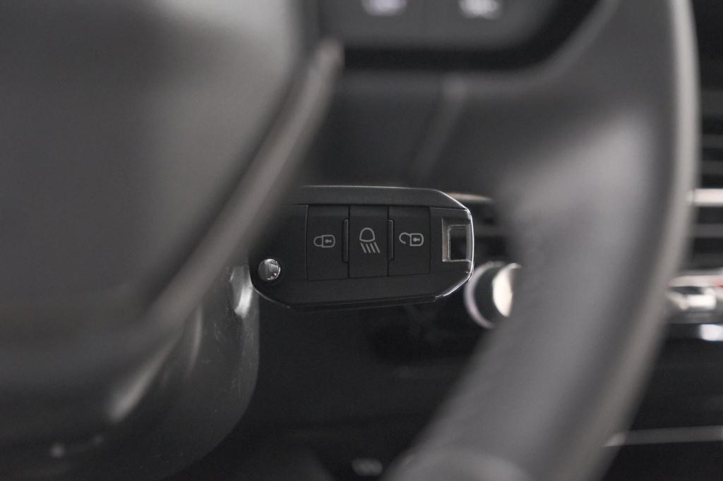 Peugeot 2008 puretech 100 allure | apple carplay | parkeersensoren | climat