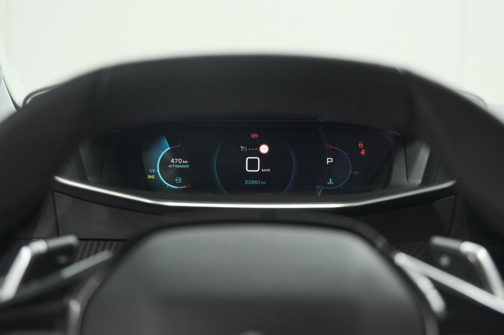 Peugeot 208 puretech 100 eat8 allure pack | camera | apple carplay | parkee