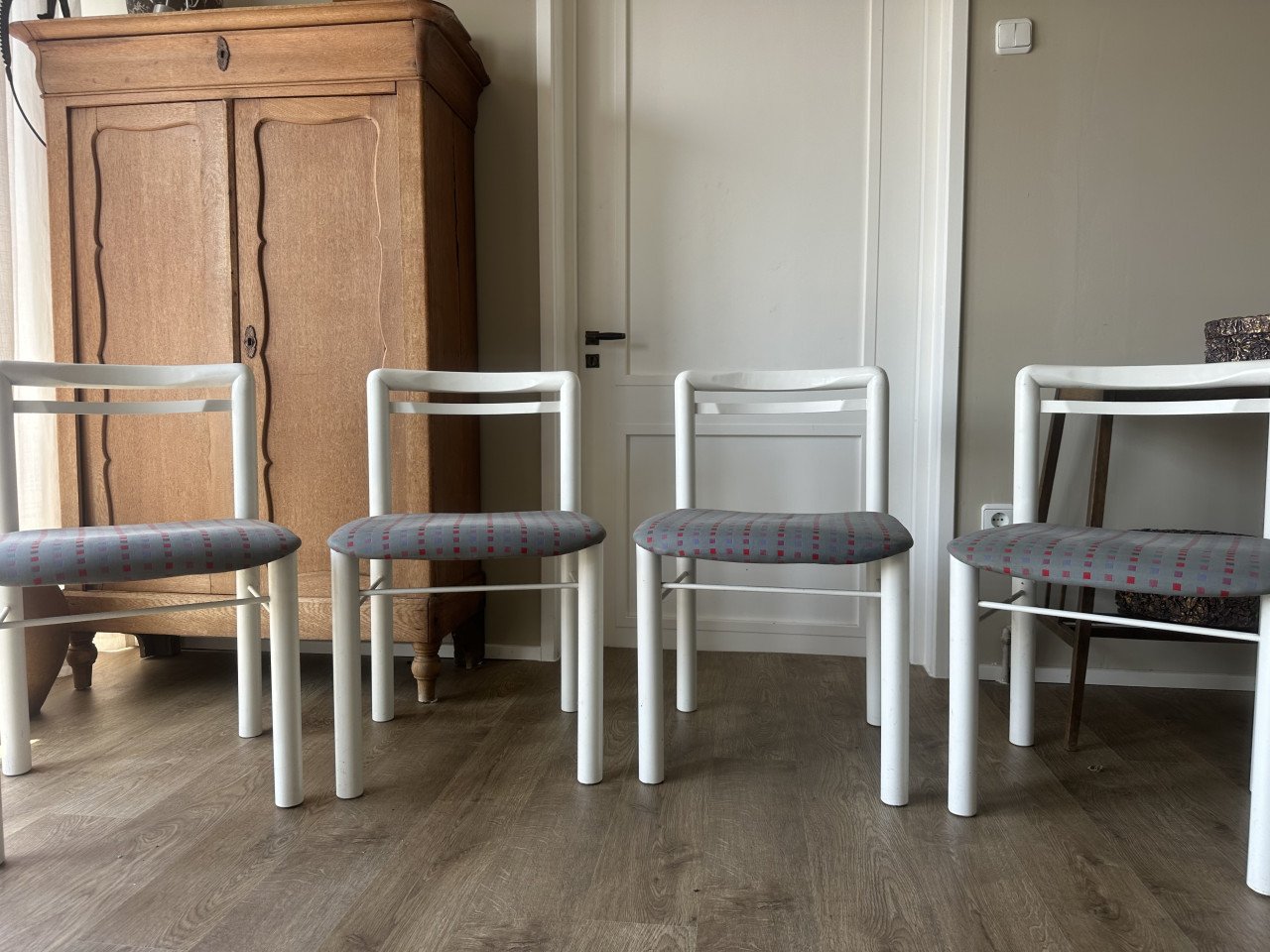 4 stijlvolle, strakke eetkamerstoelen. Grijsblauw.