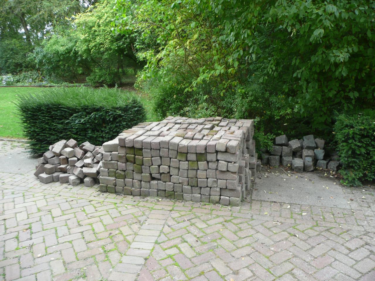 Ruim 1200 gebakken straatklinkers 10x10x20/afwerkbrokken/natuurkeien.