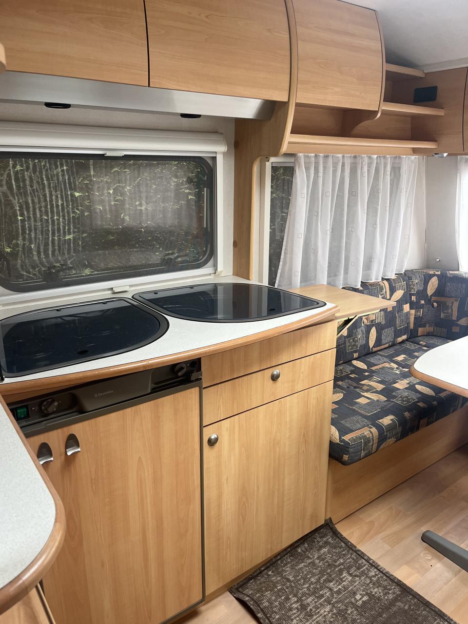 Zeer nette Home Car caravan met voortent, luifel en slaapcabine