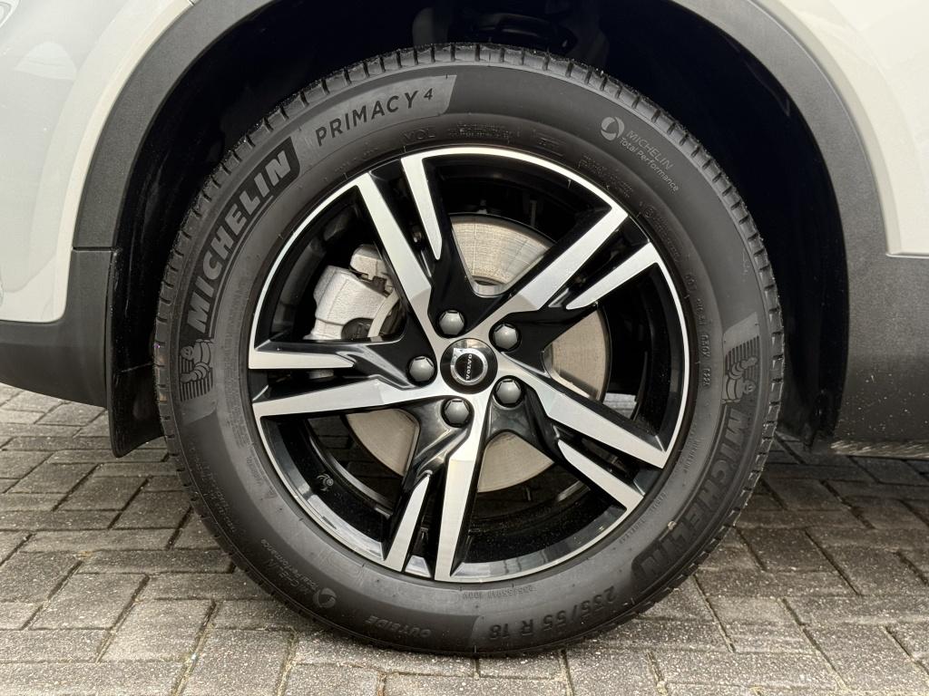 Volvo XC40 b4 197pk plus dark |adap.cruise| trekhaak | camera| elektrische