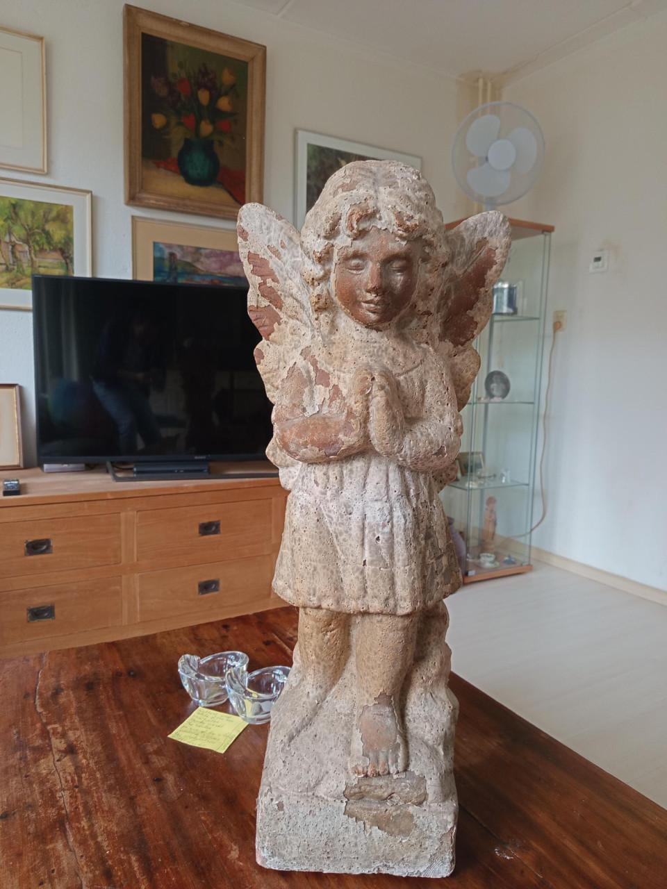 Antiek beeld van een engeltje gekocht bij Kabinet Den Engelsman in Goes