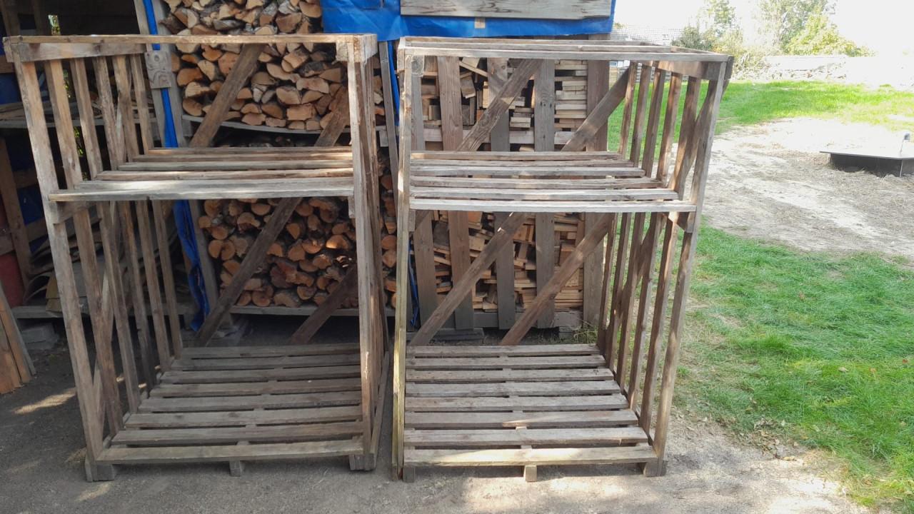 Kisten voor opslag hout.
