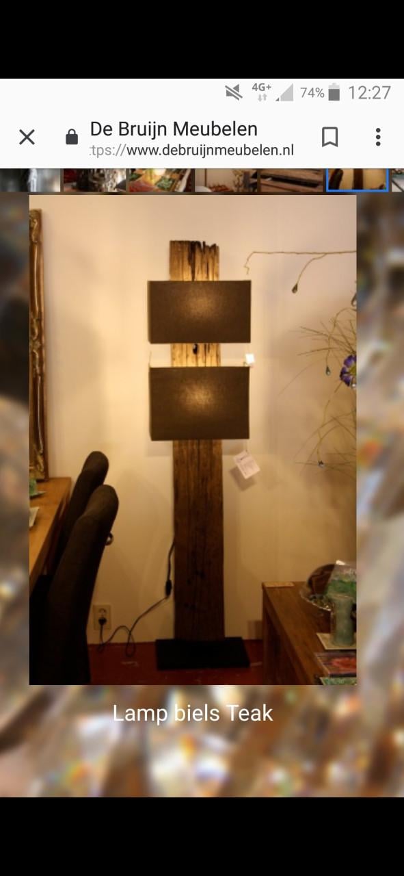 Houten biels vloerlamp, 1,75 m hoog.